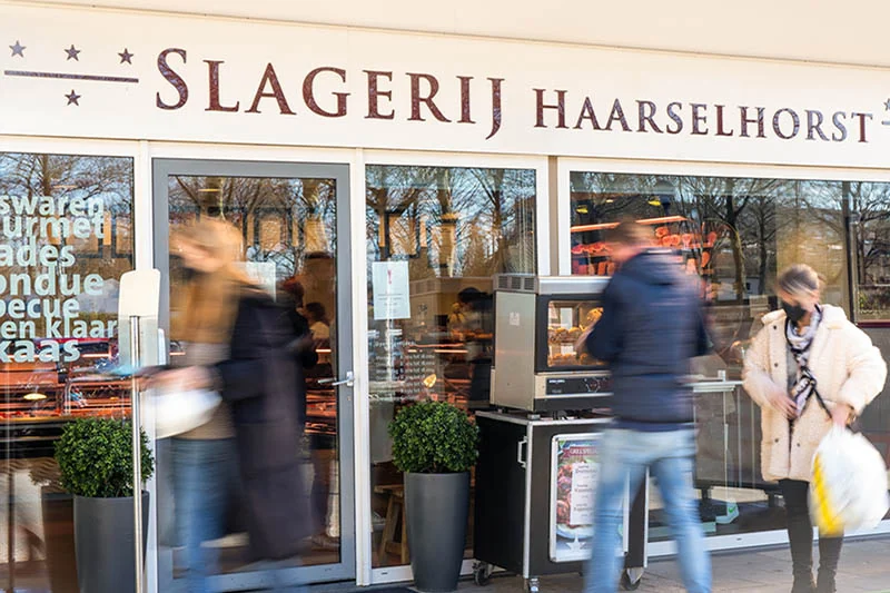 Bezoekers bij Slagerij Haarselhorst