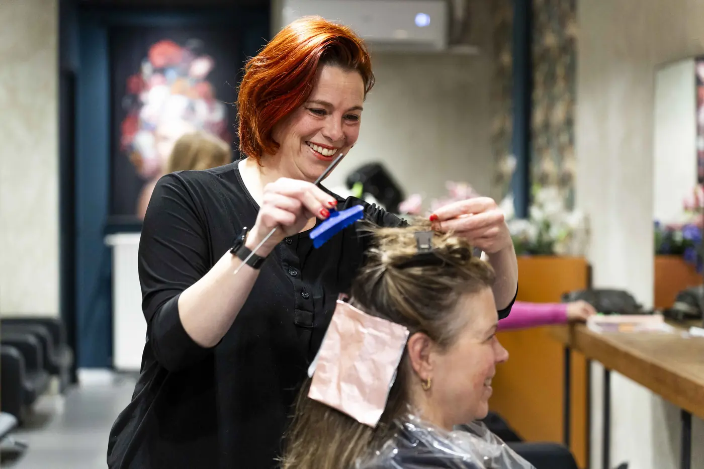 Kapster aan het werk bij Knip & Knap